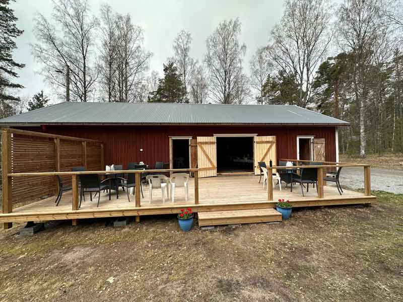 Punainen lato ulkoa, jossa on tilava terassi edustalla